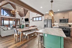 Fridge, microwave, oven, stovetop - Eagle Rare Retreat at Eagles Nest - views, hot tub, indoor and outdoor fireplaces (Banner Elk)