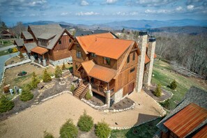 Exterior - Eagle Rare Retreat at Eagles Nest - views, hot tub, indoor and outdoor fireplaces (Banner Elk)