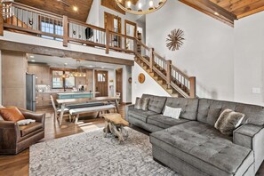 Smart TV, fireplace - Eagle Rare Retreat at Eagles Nest - views, hot tub, indoor and outdoor fireplaces (Banner Elk)