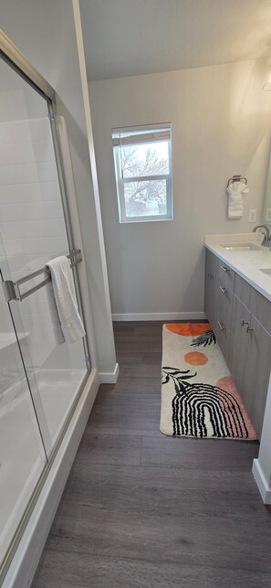 Shower, hair dryer, towels, soap - Charming 3-bedroom Family home in Meridian with Dedicated Workspace (Meridian)