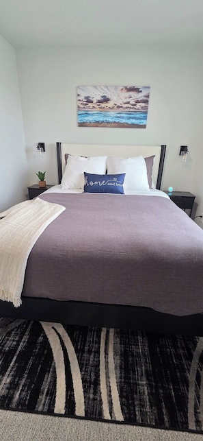 Tabla de planchar con plancha, wifi y ropa de cama