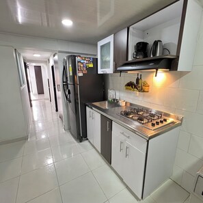 Coffee/tea maker, electric kettle, cookware/dishes/utensils - Modern apartment in Manizales | Excellent location + Wifi + High comfort (Manizales)