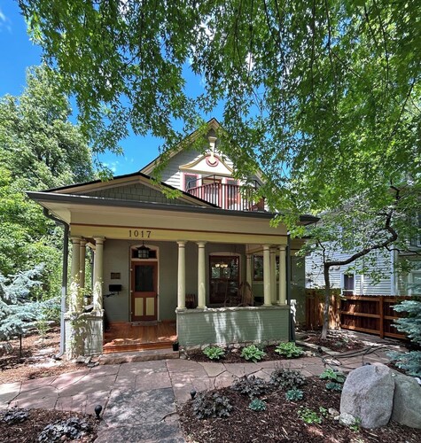 Beautiful Victorian Home in Downtown Boulder. Walk to Pearl St, Shops, & Dining