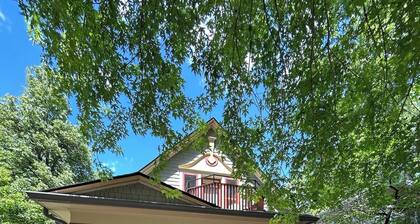 Beautiful Victorian Home in Downtown Boulder. Walk to Pearl St, Shops, & Dining