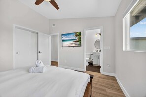 Desk, iron/ironing board, travel cot, WiFi - Fire Pit & Canyon Views | 10 Min to La Jolla Beach (San Diego)
