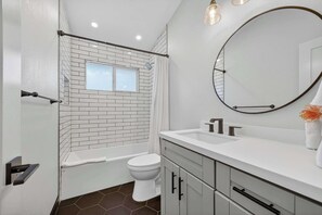 Shower, hair dryer, towels, shampoo - Fire Pit & Canyon Views | 10 Min to La Jolla Beach (San Diego)