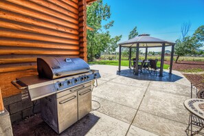 Outdoor dining - Secluded Williams Lodge Retreat | Pines, Peace, & Privacy! (Williams)
