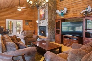 Smart TV, fireplace, DVD player, books - Secluded Williams Lodge Retreat | Pines, Peace, & Privacy! (Williams)
