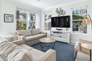 Smart TV - New Seacrest Beach Community! 3 BR, steps to pool, bikes and pool (Panama City)