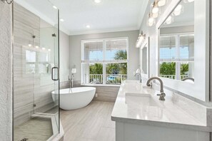 Shower, towels - New Seacrest Beach Community! 3 BR, steps to pool, bikes and pool (Panama City)