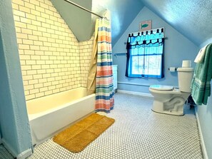 Bathroom - Wonderful 2-bedroom house in Denver perfect for your getaway (Denver)