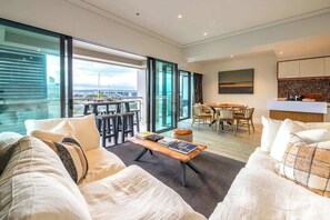 TV - Auckland CBD Viaduct Apartment - Location & Views! (Auckland CBD)