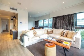 TV - Auckland CBD Viaduct Apartment - Location & Views! (Auckland CBD)