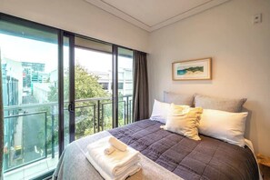 Iron/ironing board, WiFi, bed sheets - Auckland CBD Viaduct Apartment - Location & Views! (Auckland CBD)