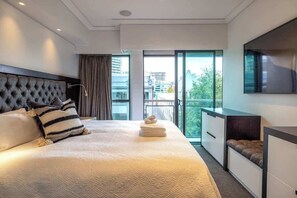 Iron/ironing board, WiFi, bed sheets - Auckland CBD Viaduct Apartment - Location & Views! (Auckland CBD)
