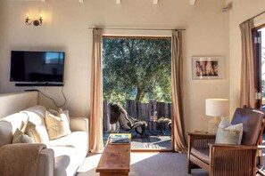 TV, fireplace, offices - The Loft at Cypress Ridge Estate (Waiheke Island)