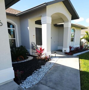 Property grounds - Sioux-per Tipsy – Fenced yard Pool Home (Cape Coral)