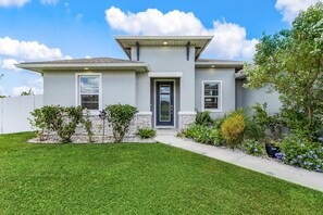 Exterior - Escape to El Oasis Azul! Relaxing Cape Coral Vacation Retreat + Heated Pool. (Cape Coral)