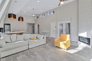 Living area - Charming 3-bedroom bungalow in tranquil Atlanta with AC (Atlanta)
