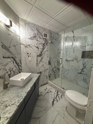 Shower, towels, soap, toilet paper - Charming 3-bedroom bungalow in tranquil Atlanta with AC (Atlanta)