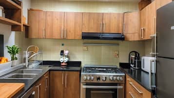 Luxury Double or Twin Room, City View | Shared kitchen