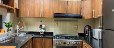 Chambre luxueuse double ou avec lits jumeaux, vue sur la ville | Cuisine partagée