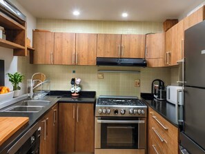 Kamar Double atau Twin Mewah, pemandangan kota | Dapur bersama | Lemari es besar, microwave, kompor, dan mesin pencuci piring
