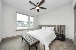 Iron/ironing board, WiFi, bed sheets - Prime Houston 2BR/2BA Galleria + RiverOaks Location (Houston)