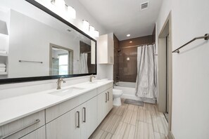 Jetted bath, hair dryer, towels, soap - Prime Houston 2BR/2BA Galleria + RiverOaks Location (Houston)