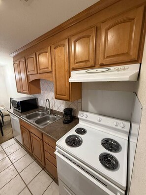 Private kitchen - Contractors Apartment - 3 Bed Special (Sulphur)