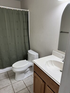 Bathroom - Contractors / Workers - Apartment Share (Sulphur)