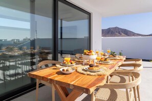 Outdoor dining - CALENDRA 2 by Buenavilla | Brightness and Simplicity all in one villa (Playa Blanca)