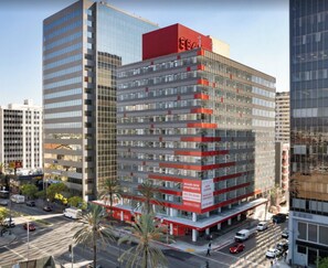 Exterior - Cozy 1-bedroom apartment in welcoming Los Angeles with AC and gym (Los Angeles)