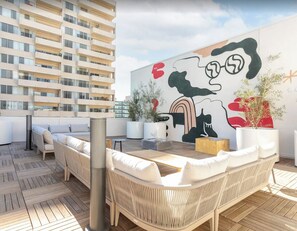 Outdoor dining - Cozy 1-bedroom apartment in welcoming Los Angeles with AC and gym (Los Angeles)