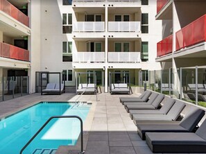 Pool - Cozy 1-bedroom apartment in welcoming Los Angeles with AC and gym (Los Angeles)