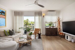 TV, stereo - St Tropez 3: Noosa Riviera Waterfront Retreat (Noosa)