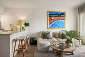 TV, stereo - St Tropez 3: Noosa Riviera Waterfront Retreat (Noosa)