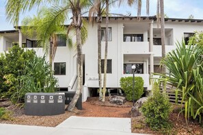 Exterior - St Tropez 3: Noosa Riviera Waterfront Retreat (Noosa)