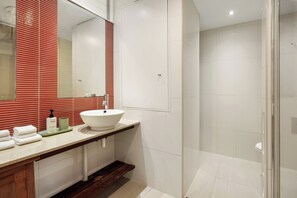 Hair dryer, towels, soap, shampoo - St Tropez 4: Waterfront Mediterranean Muse with Pool (Noosa)