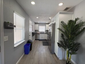 Interior - Move-In Ready 3BR Near MacDill AFB. All Utilities Included + Fast WiFi (Tampa)