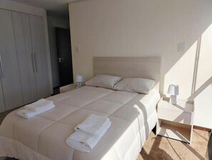 2 dormitoris, planxa i posts de planxar, wifi i roba de llit 