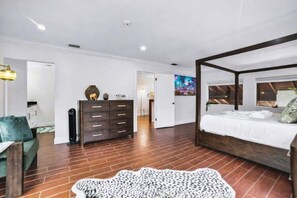 4 chambres, fer et planche à repasser, lit de bébé portatif