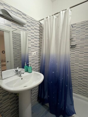 Shower, hair dryer, bidet, towels - Casa Alice - Apartment with Terrace (Giardini Naxos)