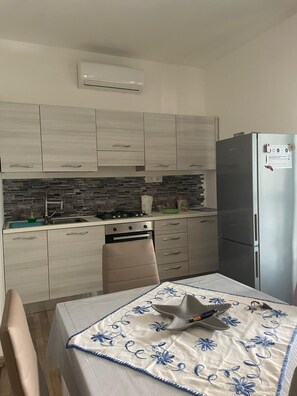 Fridge, oven, stovetop, electric kettle - Casa Alice - Apartment with Terrace (Giardini Naxos)