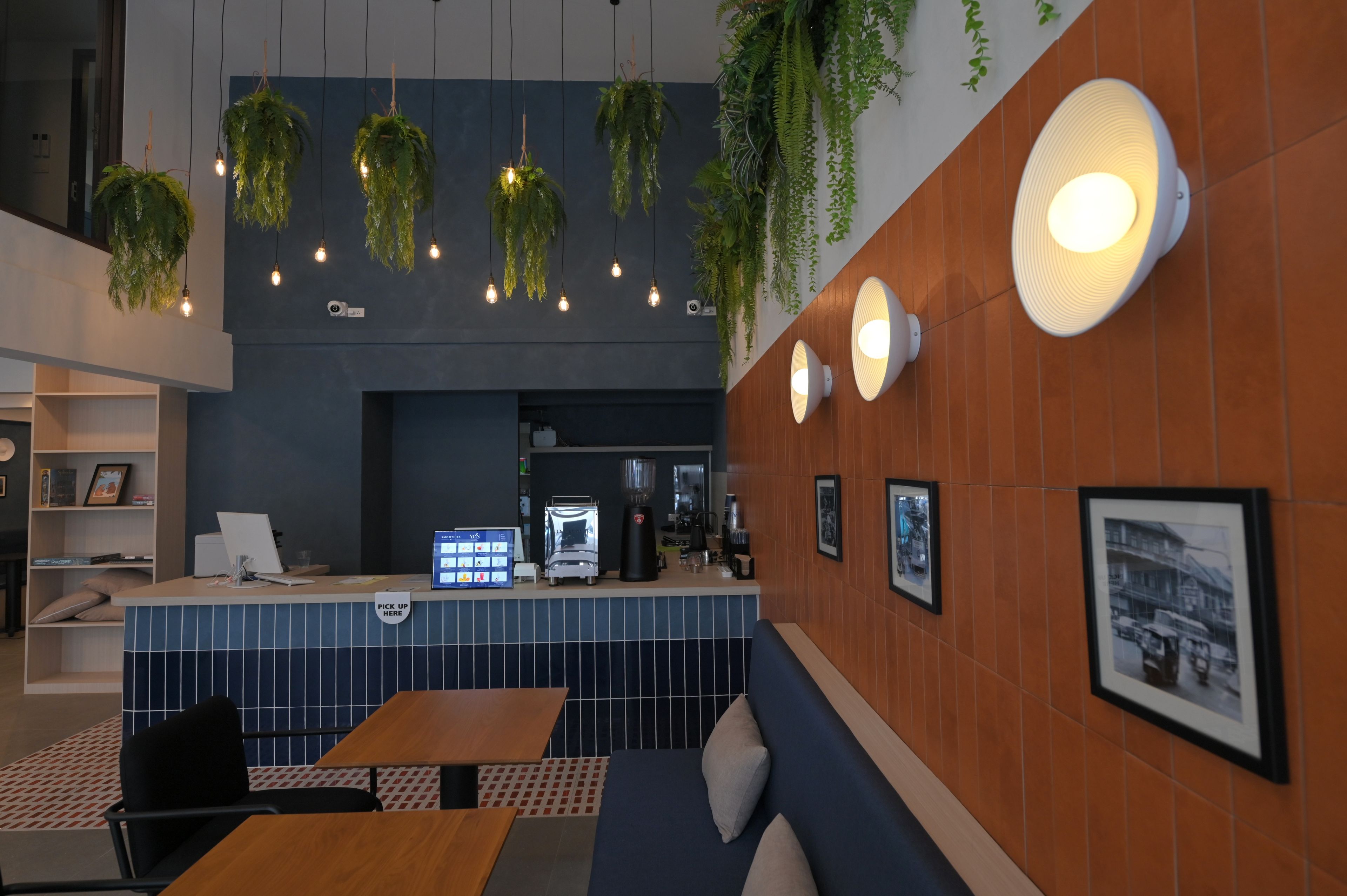 Un intérieur moderne comprenant un comptoir d’accueil, un espace salon et un système d’éclairage mural.