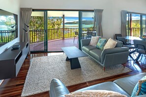 TV - Casuarina Cove 6 (Hamilton Island)