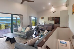 TV - Casuarina Cove 6 (Hamilton Island)