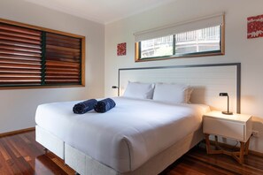 Iron/ironing board, WiFi, bed sheets - Casuarina Cove 6 (Hamilton Island)