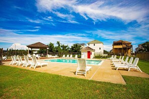 Pool - Beacon Waves - Beach condo w/ Pool (Kill Devil Hills)