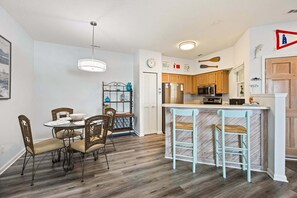 Dining - Beacon Waves - Beach condo w/ Pool (Kill Devil Hills)